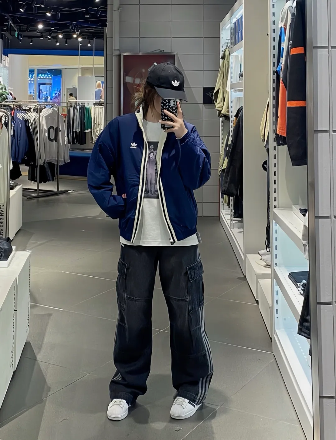 Rendering of upper body without watermark/reversible thin jacket📝𝟭𝟬𝟲𝟴𝟳# Exclusive real shot/difference between various stolen pictures and online version on the market [Top version·Adidas clover men and women Same Stylel H REV JKT jacket official website synchronization] ✅Full set of 1:1 customized accessories ➕Customized three-label ➕𝗬𝘂𝗮𝗻 version hang tag ➕𝗹𝗼𝗴𝗼 packaging bag🔥 ➕Scan the tag to enter the official website. ✅The top version, ins Xiaohongshu has many bloggers wearing it. ✅Adi’s absolute Hot Sale star Same Style details are online, feel free to compare! Classic embroidery on the chest, fixed color and classic three-bar stripes, Classic will never go out of style! Versatile is not picky, the original model is perfect for the upper body, so buy it with your eyes closed! "Self-view of quality control with real photos of store owner's details" What you see is what you get # Full text real photos 📷 Never save a penny of cost! ! ! ⭕The high version of the best products🐮is different from the junk products in the market🗯️The same picture but different prices means different versions. ❌Don’t be fooled by the same copywriters and pirated pictures from outside that mix and distribute high-luxury pictures at low prices. After comparing the quality, you will know where the gap is. Don’t lie. I don’t guarantee that my products are the cheapest, but I definitely guarantee that they are worth every penny of your hard-earned money! ‼ ️We don’t slash prices or lower prices, we supply products with heart and only make high-end versions!!! Breasts Jimei must see the details of my home clearly, the pictures of my home are all taken by the owner himself❤️ Color: Black White Size: S-XXL